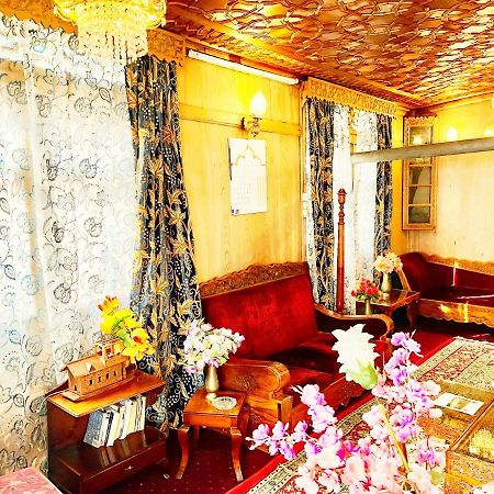 Lake Victoria Houseboats Acomodação com café da manhã Srīnagar Exterior foto